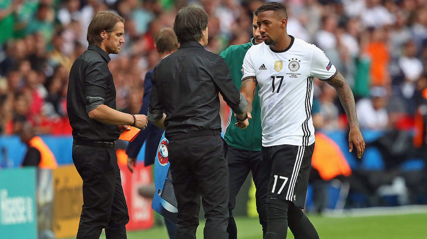 Grünes Licht fürs Achtelfinale: Boateng mit Löw und Schneider (v.r.) © 2016 Getty Images