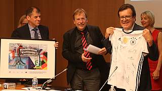 Gastgeschenk: Dr. Rainer Koch überreicht Lionel Boland vom FFF ein DFB-Trikot. © DFB