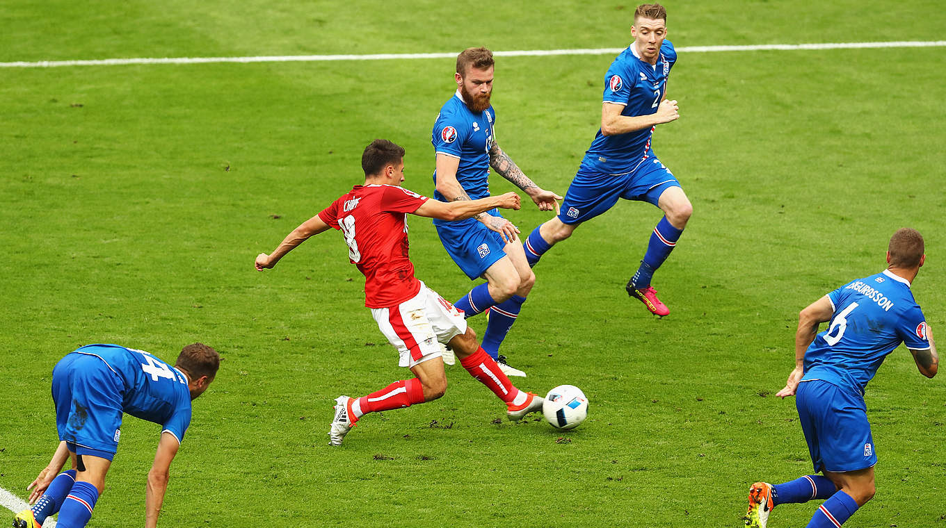 Sein Treffer reicht nicht: der Schalker Alessandro Schöpf (2.v.l.) erzielt den Ausgleich © 2016 Getty Images