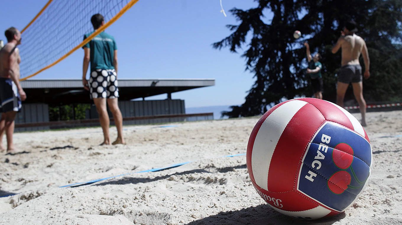 Hauptsache Ball: Fußball-Nationalspieler im EM-Quartier in Évian beim Beachvolleyball © DFB