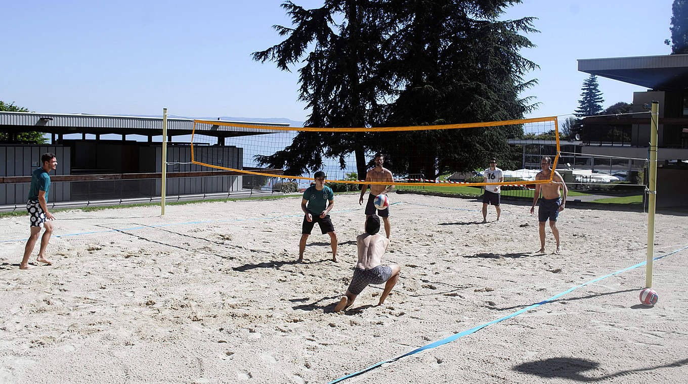 Drei gegen Drei im Sand: Hector, Götze und Höwedes (v.l.) beim Beachvolleyball in Évian © DFB