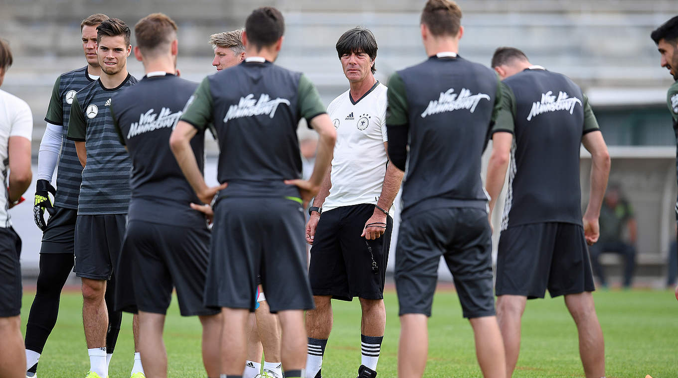 Bundestrainer Löw (3.v.r.): "Wir haben in Évian ideale Bedingungen und fühlen uns wohl" © GES/Markus Gilliar