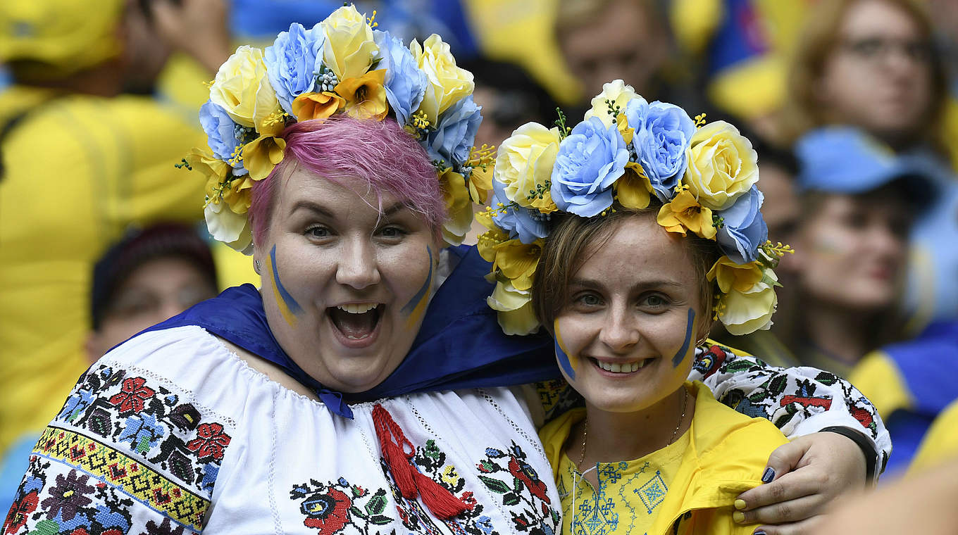 Bunt und traditionell - die Fans aus der Ukraine. © Getty Images