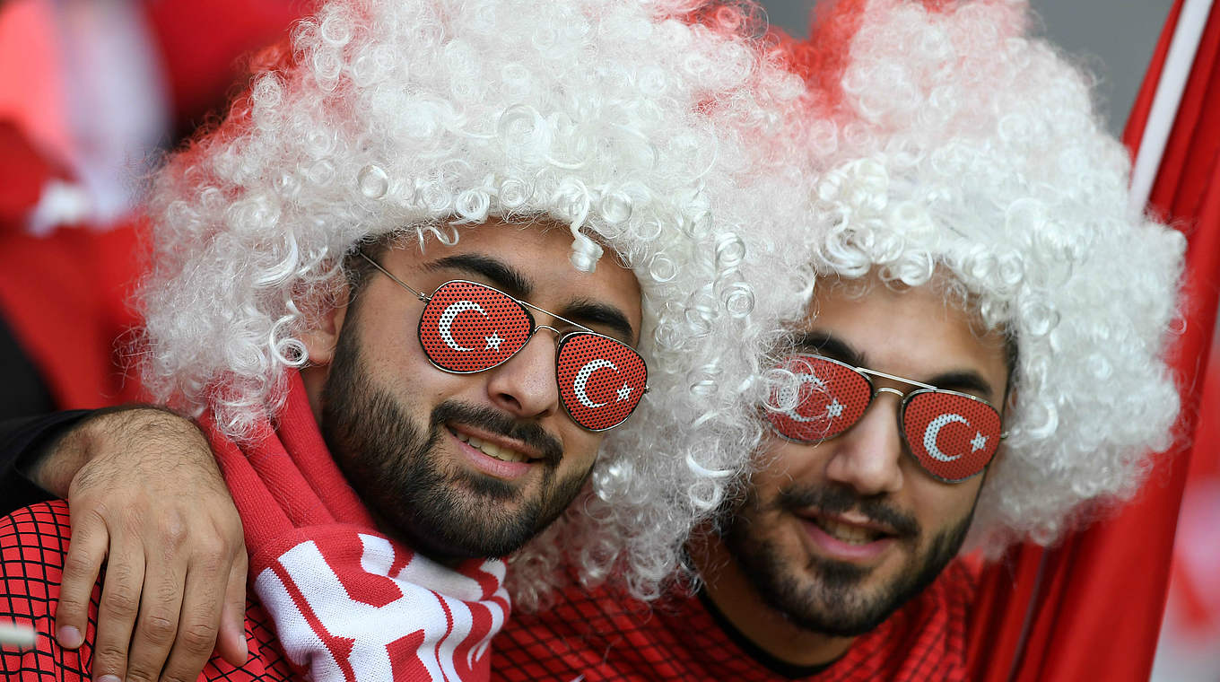 Durchblick mit türkischem Halbmond. © Getty Images