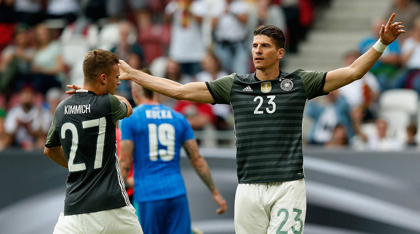 Elfmetertor im EM-Test: Mario Gomez trifft und jubelt in Augsburg gegen die Slowakei © Boris Streubel/Getty Images