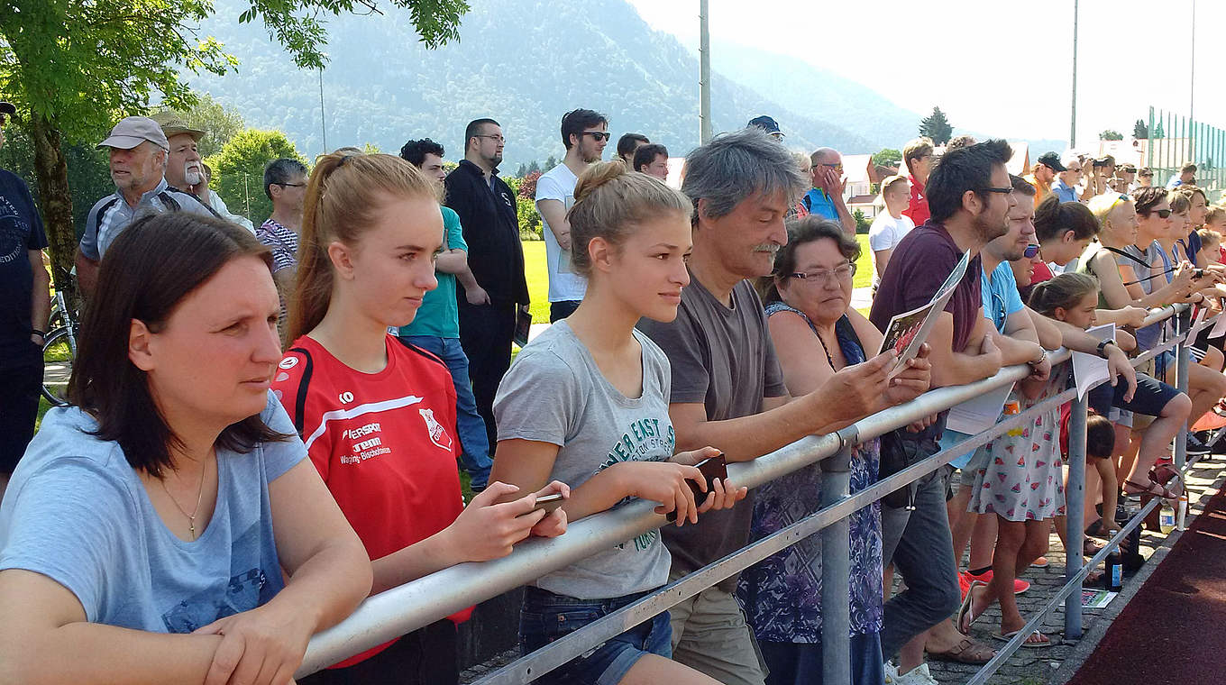 Kamen voll auf ihre Kosten: die rund 500 Zuschauer in Grassau © DFB