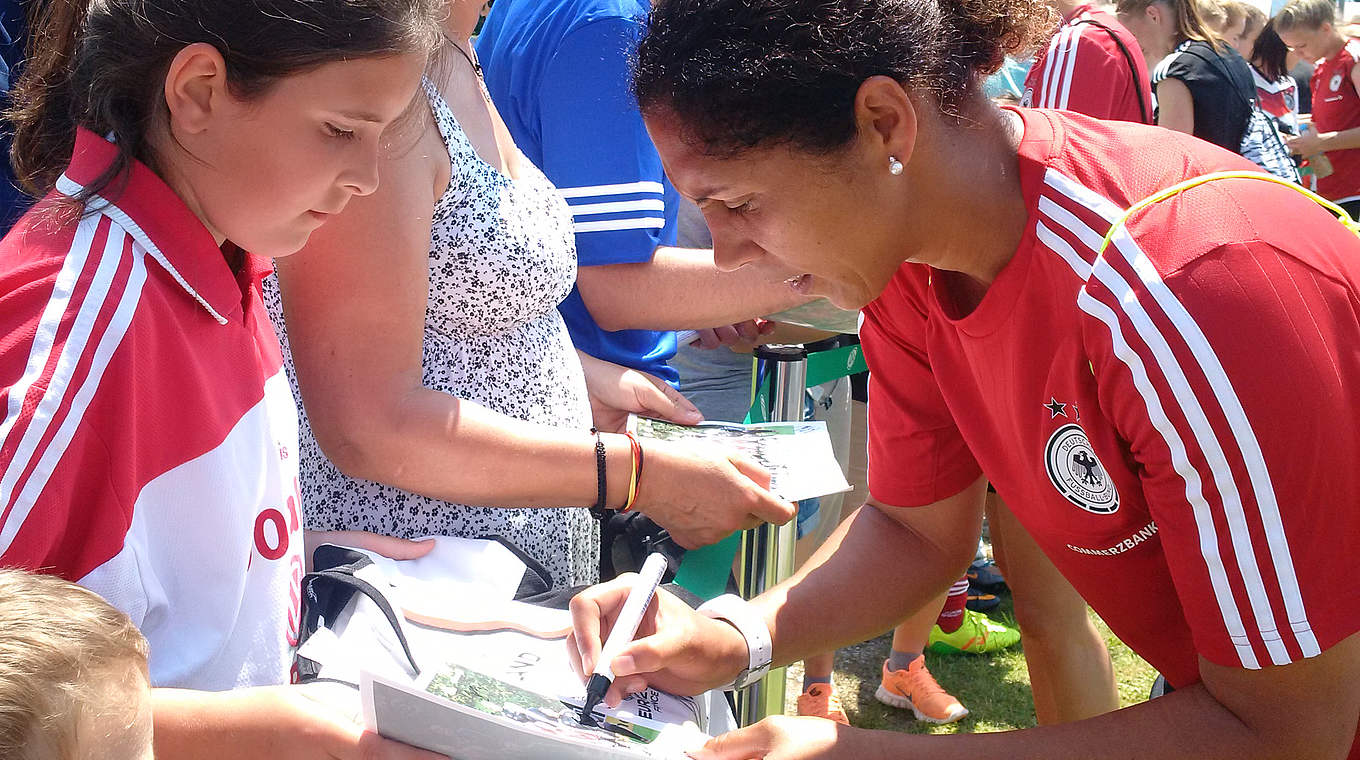 Macht auch beim Autogrammegeben eine gute Figur: Steffi Jones © DFB