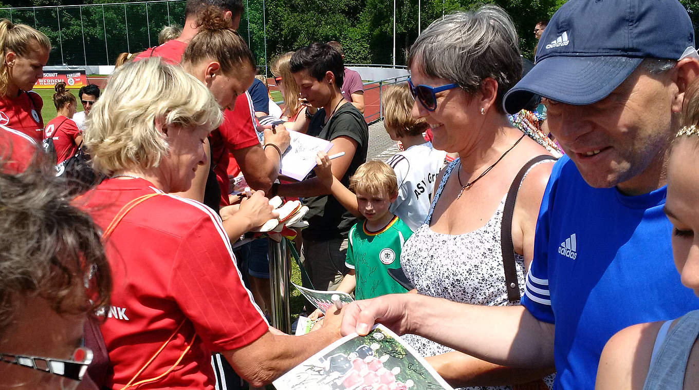Bei den Fans immer sehr beliebt: Bundestrainerin Silvia Neid © DFB