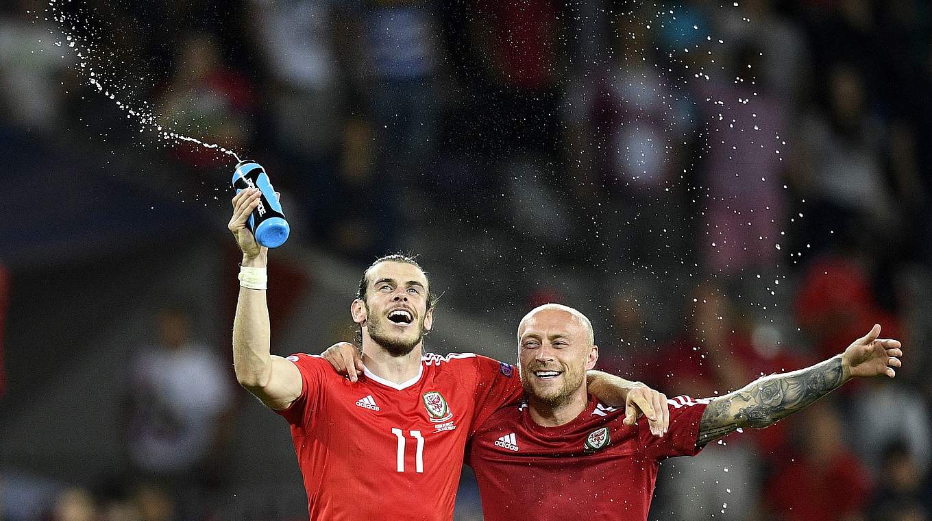 Spritzig: Gareth Bale und Wales feiern den Gruppensieg. © AFP