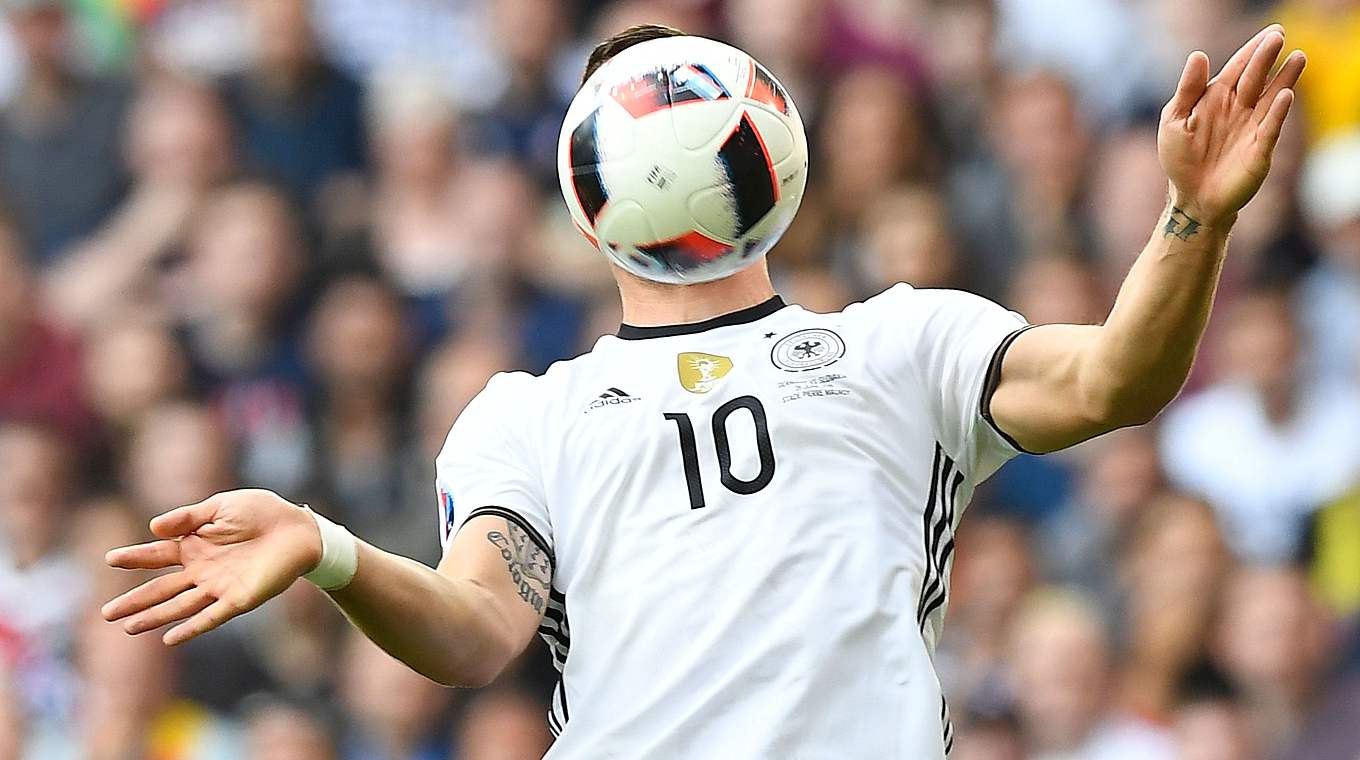 Nie den Kopf verloren: Lukas Podolski im Slowakei-Spiel. © AFP