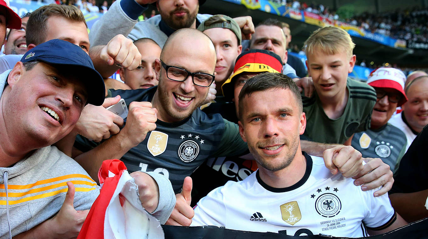 Mit Poldi: Der Weltmeister bei den Fans. © Getty Images