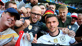Mit Poldi: Der Weltmeister bei den Fans. © Getty Images