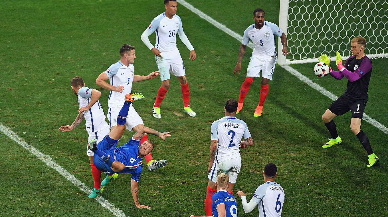 Ragnar Sigurdsson attempts a spectacular bicycle kick © 2016 Getty Images