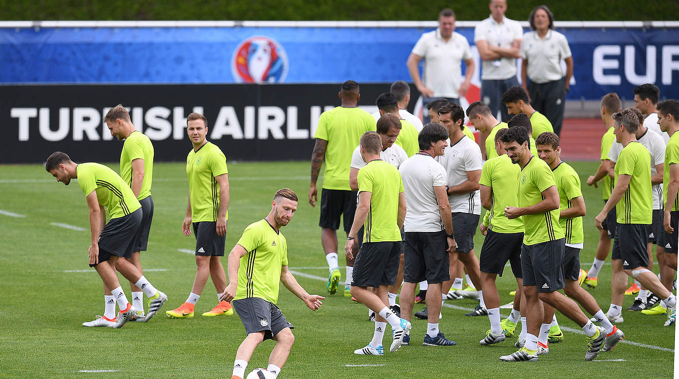 Trainiert vor dem Klassiker im Viertelfinale der EM gegen Italien in Évian: das DFB-Team © GES/Markus Gilliar