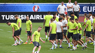 Trainiert vor dem Klassiker im Viertelfinale der EM gegen Italien in Évian: das DFB-Team © GES/Markus Gilliar