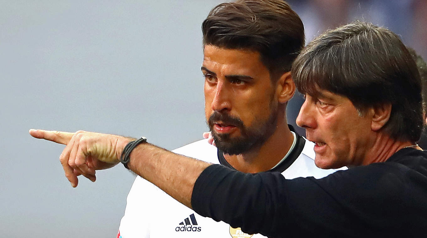 Infos über Italien für den Bundestrainer: Juve-Profi Sami Khedira (l.) mit Joachim Löw © Getty Images