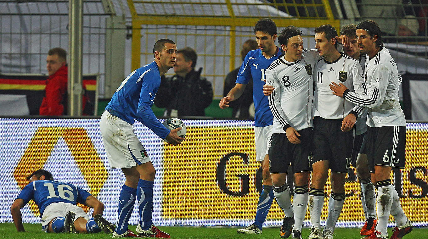 Tor im Testspiel gegen Italien 2011: Miroslav Klose (3.v.r.) jubelt  © 2011 Getty Images