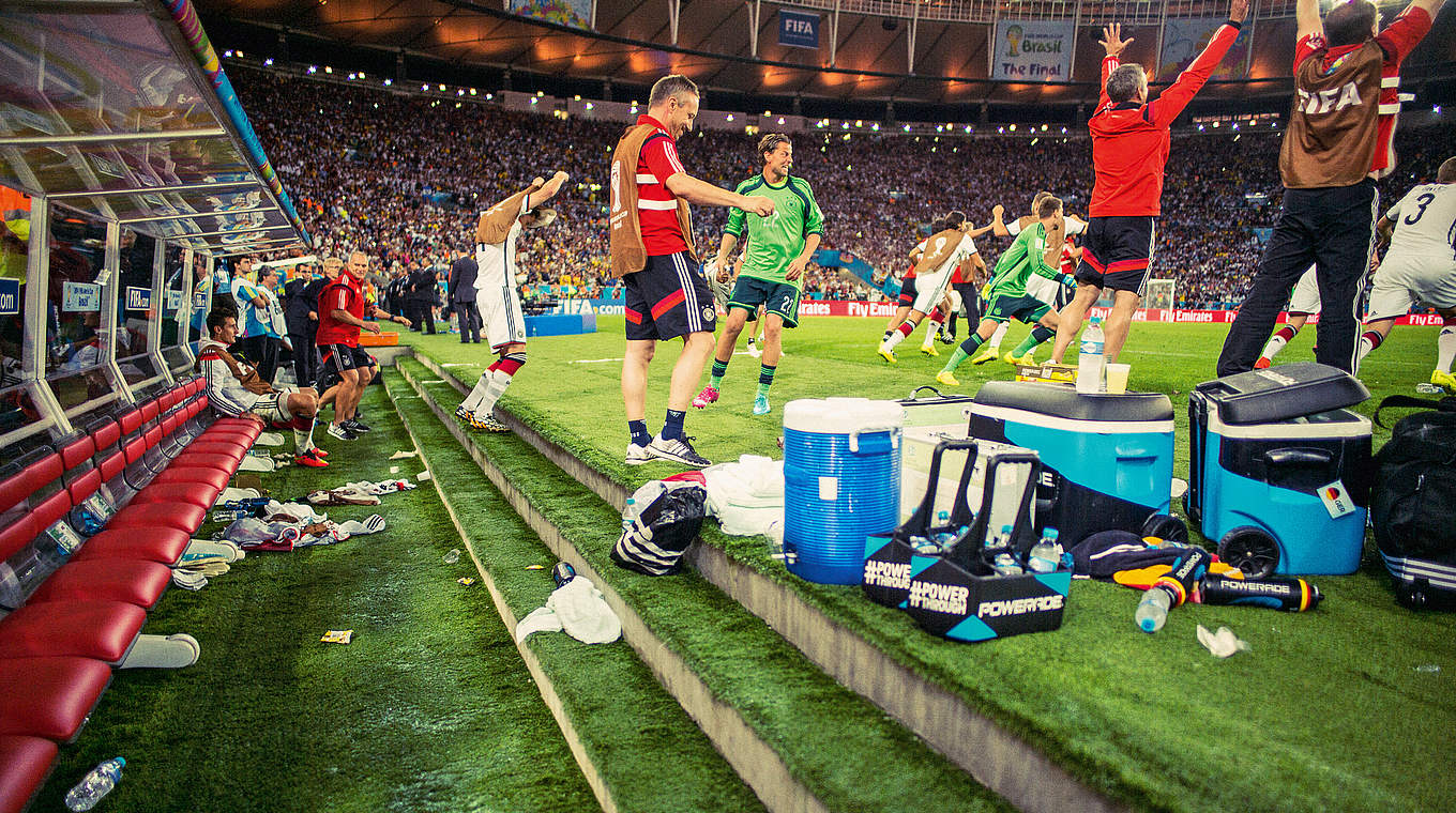 Den Moment genießen: Miro Klose (l.) nach Abpfiff des WM-Endspiels 2014 auf der Bank © Paul Ripke