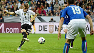 Die Führung im letzten Duell: Toni Kroos (l.) trifft fürs DFB-Team in München gegen Italien © imago/Jan Huebner