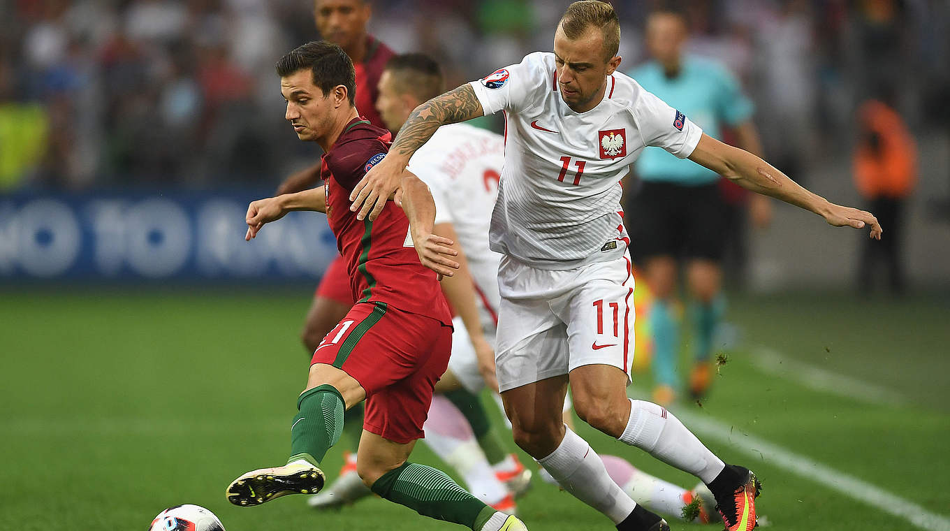 Enger Zweikampf: Polens Kamil Grosicki (r.) gegen Cedric Soares von Portugal © 2016 Getty Images