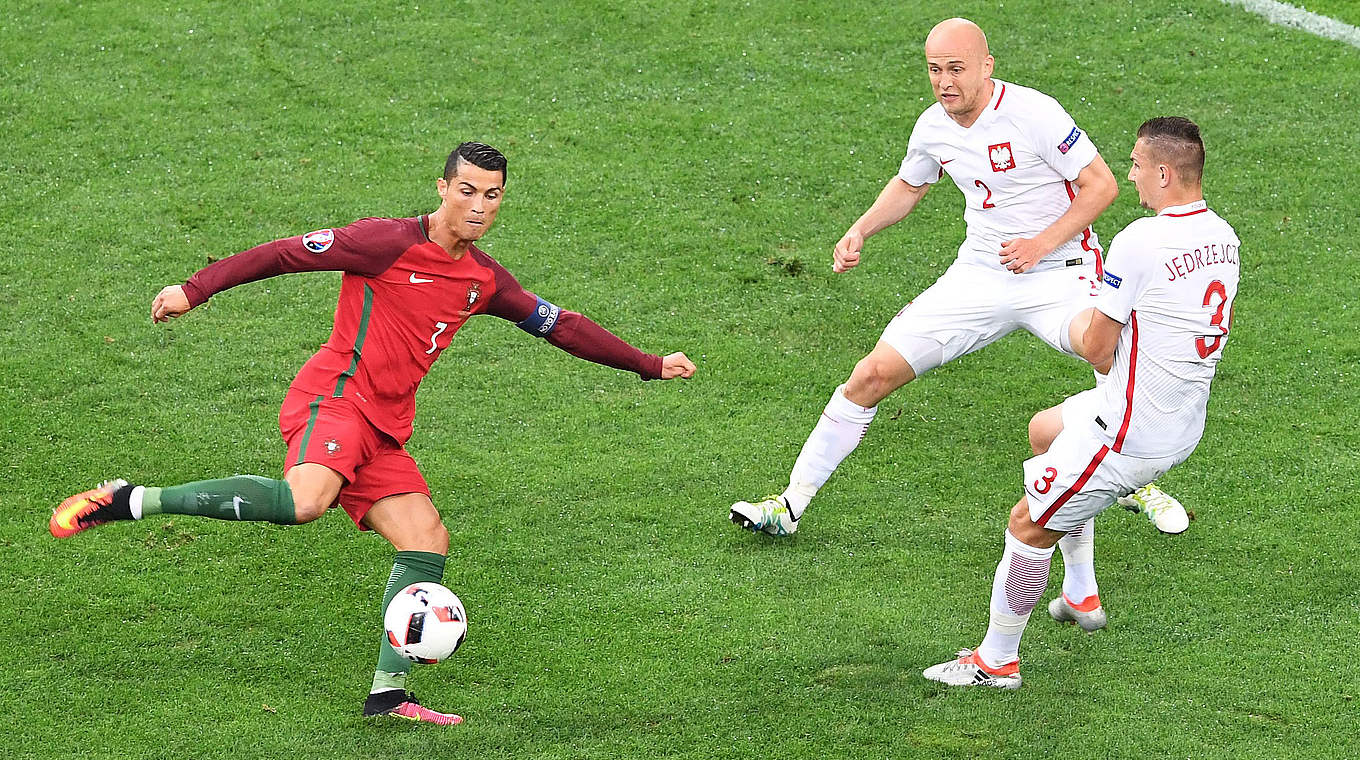 Meist von zwei Spielern in Manndeckung genommen: Cristiano Ronaldo (l.) © BORIS HORVAT/AFP/Getty Images