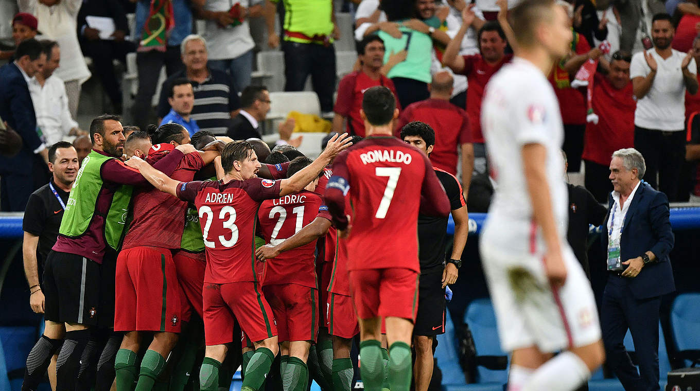 Grenzenloser Jubel: Portugal steht nach dem Sieg gegen Polen im EM-Halbfinale © BERTRAND LANGLOIS/AFP/Getty Images