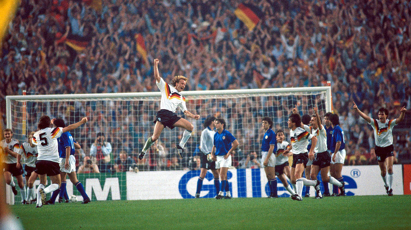 Freistoß ins Glück: Andreas Brehme bejubelt das 1:1 gegen Italien bei der Heim-EM 1988 © imago