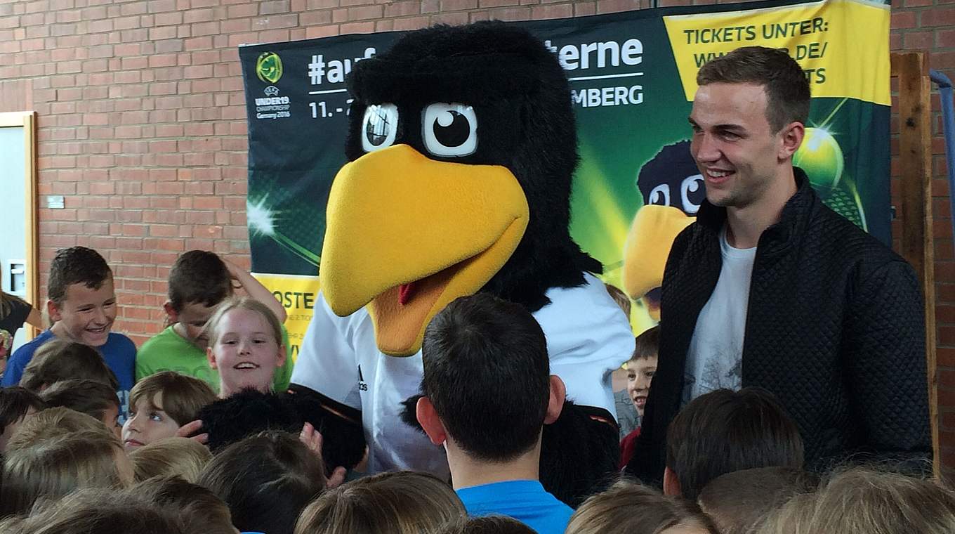 Mit vollem Einsatz dabei: Benedikt Gimber bei der Paule-Roadshow © DFB