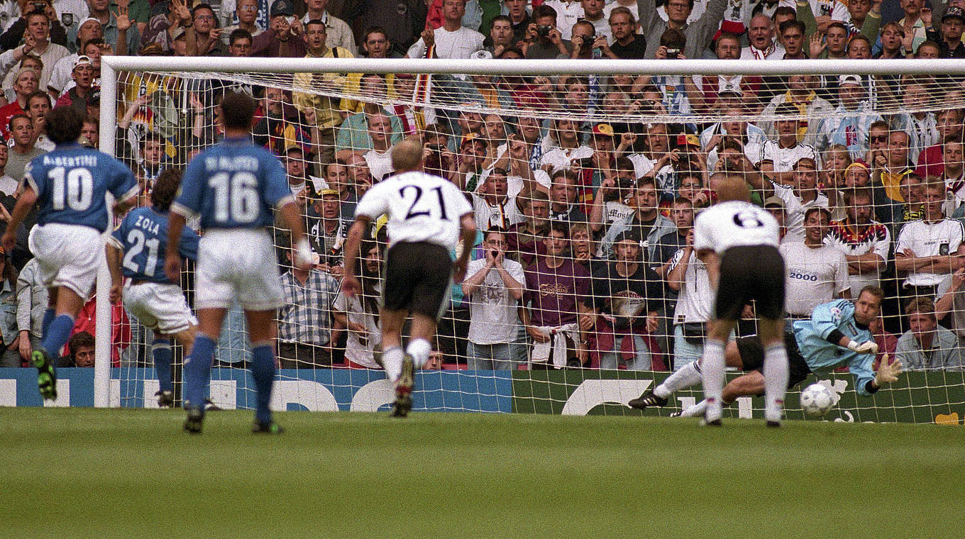 Glanztat bei der EM 1996: Andreas Köpke (r.) pariert den Elfmeter von Gianfranco Zola © imago