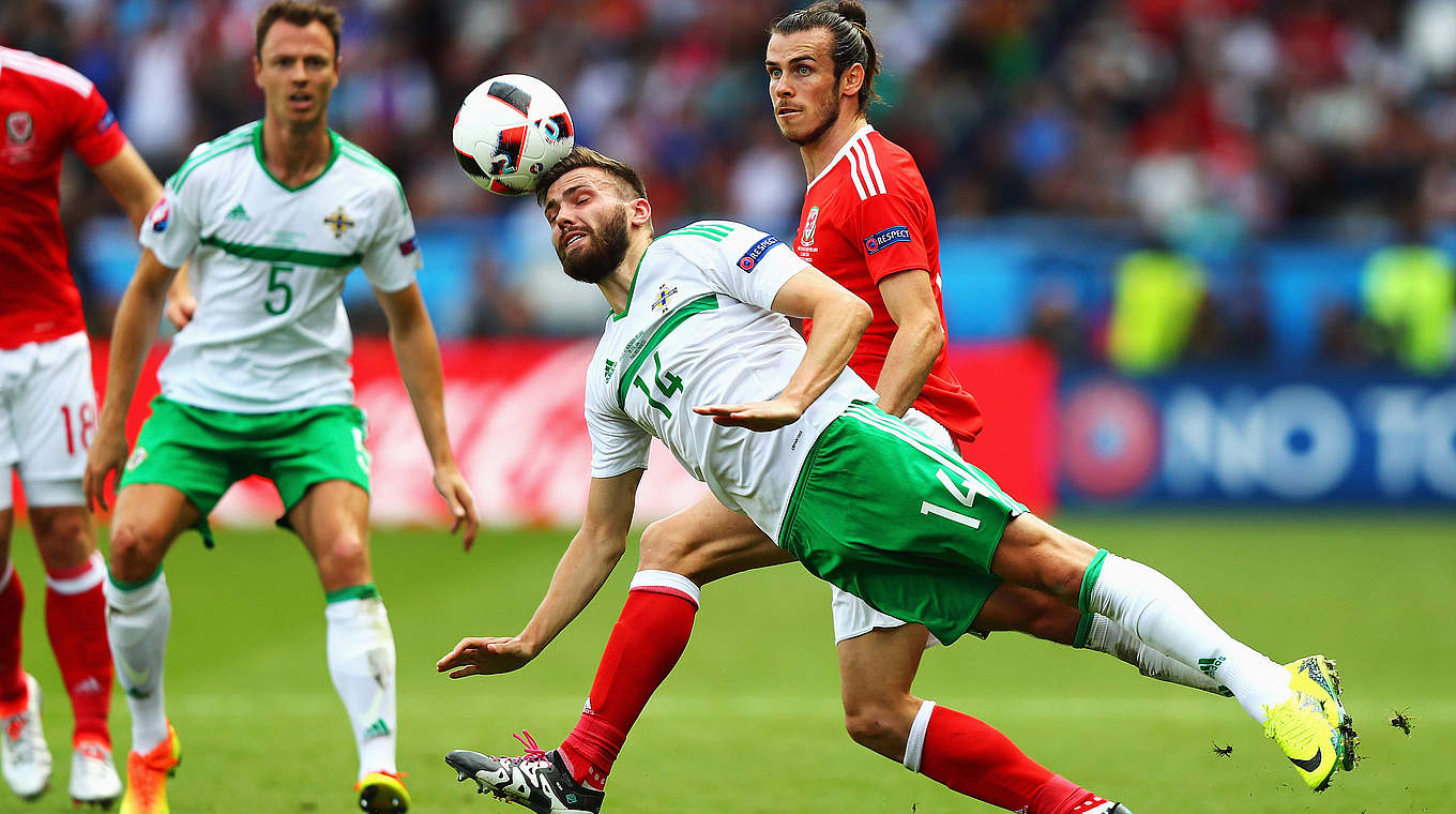 Vorbereiter des walisischen Siegtreffers: Gareth Bale (r.), hier gegen Stuart Dallas © Getty Images