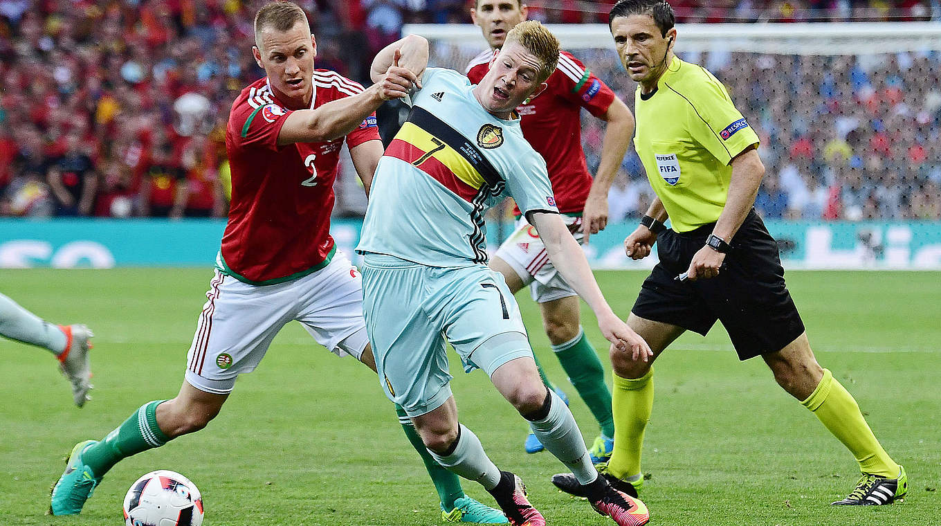 Unsanft gestoppt: Belgiens Ex-Wolfsburger Kevin de Bruyne (2.v.l.) © AFP/Getty Images