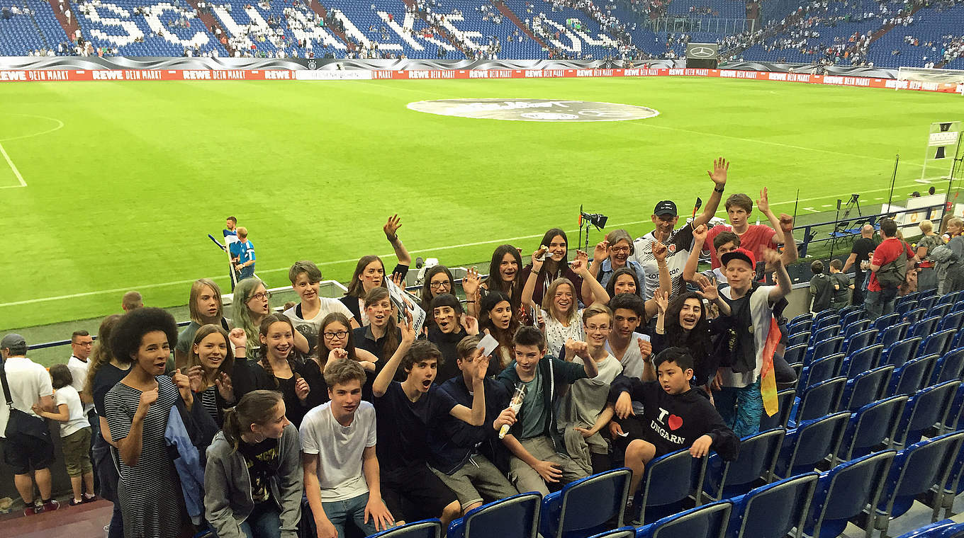 Belohnung für gelungenen Beitrag: 29 Schüler aus Berlin in der VELTINS-Arena © DFB