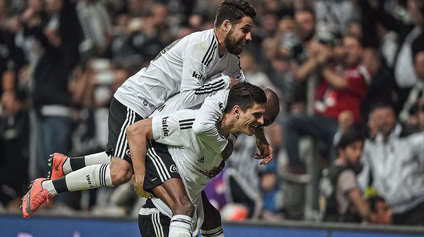 Gomez (v.) bei Besiktas: "Ich habe schnell gemerkt, wie professionell dieser Verein ist" © AFP/Getty Images