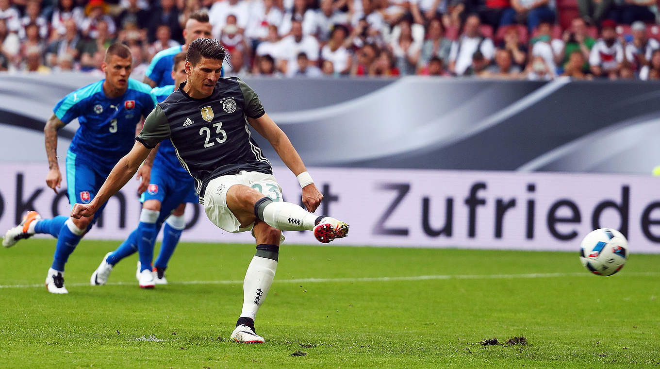 Gomez (v.) trifft per Elfmeter gegen die Slowakei: "Mit jedem Tor wächst die Sicherheit" © Getty Images