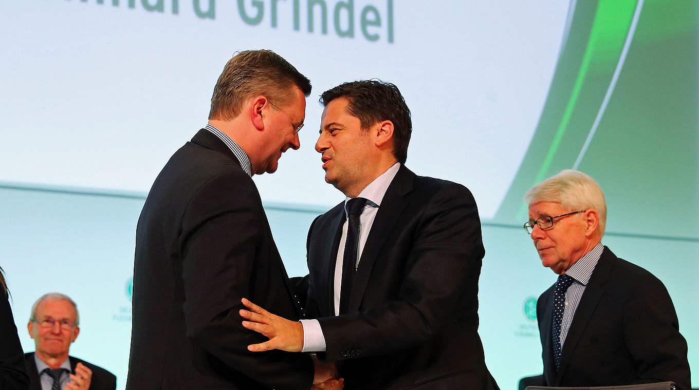 Grindel (l.) gratuliert Seifert (M.): "Ein wichtiges Signal für den deutschen Fußball" © Getty Images