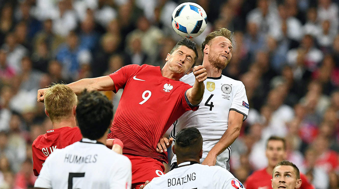 Höwedes (o.r.) im Duell mit Lewandowski: "Wichtig, dass wir zu Null gespielt haben" © AFP/Getty Images