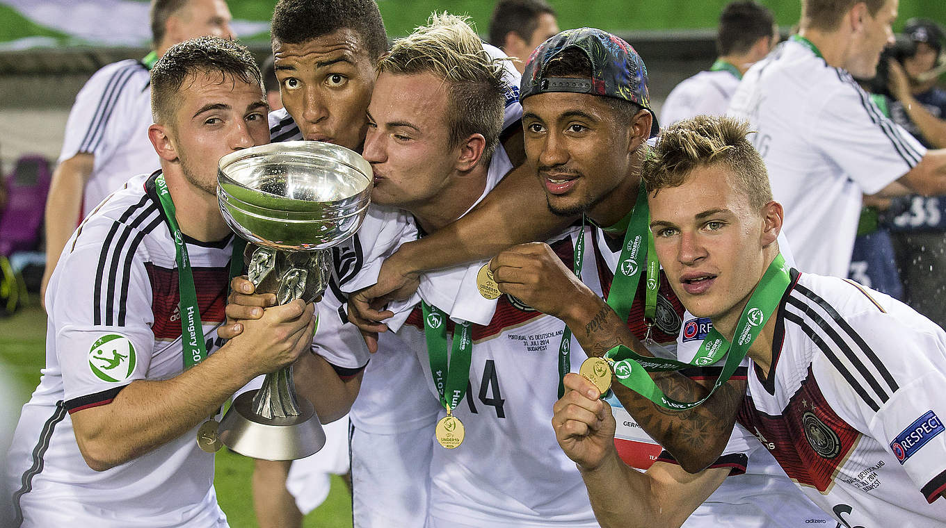 Joshua Kimmich (r.) und der U 19-EM-Pokal 2014: "Wir haben jeden Gegner dominiert" © Getty Images