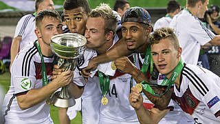 Joshua Kimmich (r.) und der U 19-EM-Pokal 2014: 