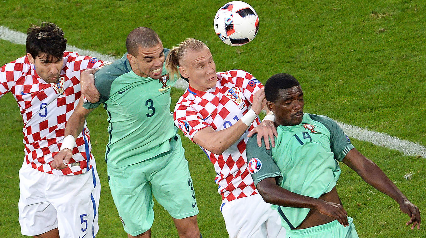 Gemischte Viererkette: Kopfballduell beim Spiel Kroatien gegen Portugal © AFP/Getty Images
