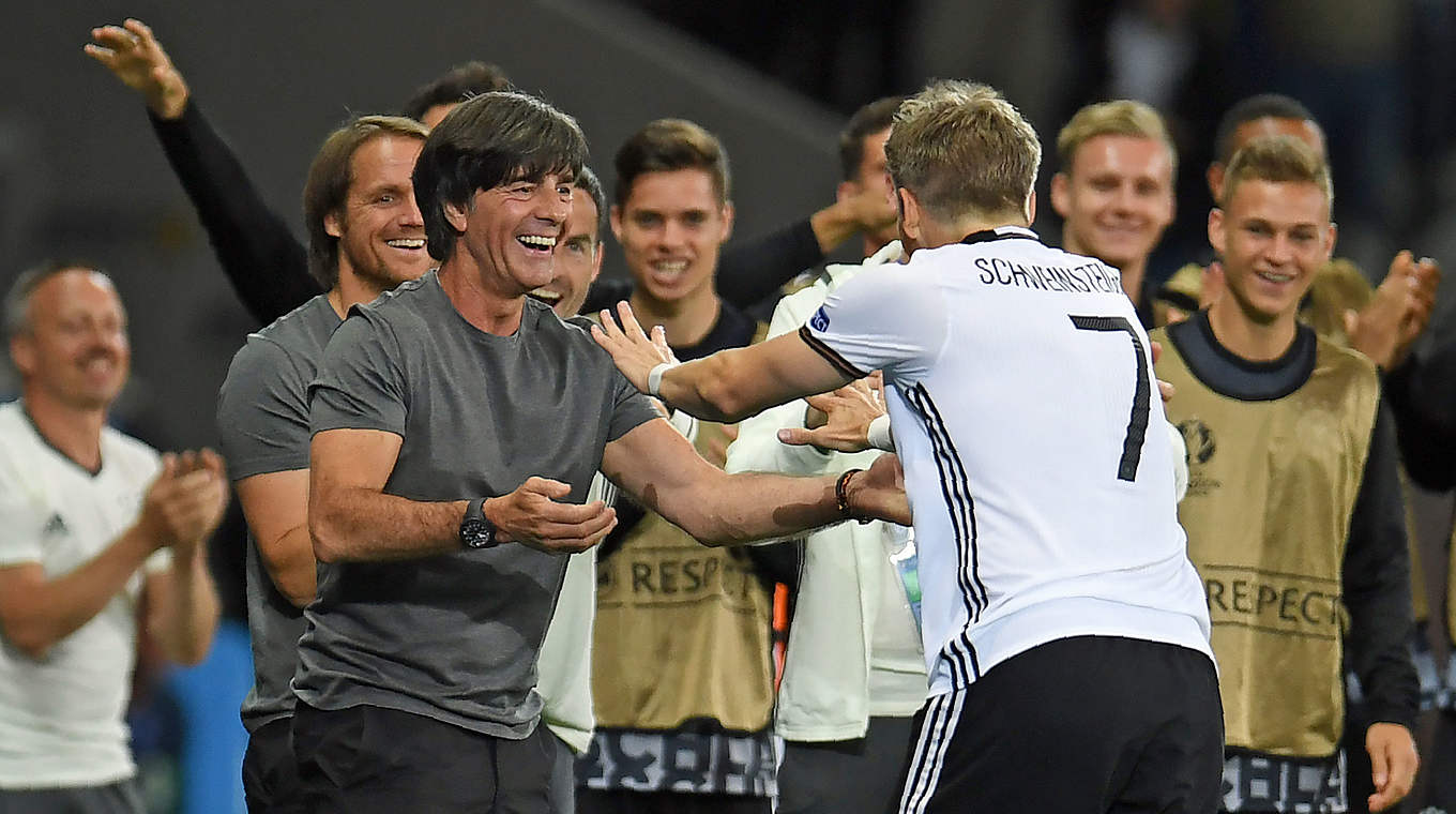 Löw (2.v.l.) jubelt mit Schweinsteiger (Nr. 7): "Das gibt ihm und uns allen Auftrieb" © AFP/Getty Images