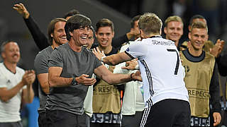 Löw (2.v.l.) jubelt mit Schweinsteiger (Nr. 7): 