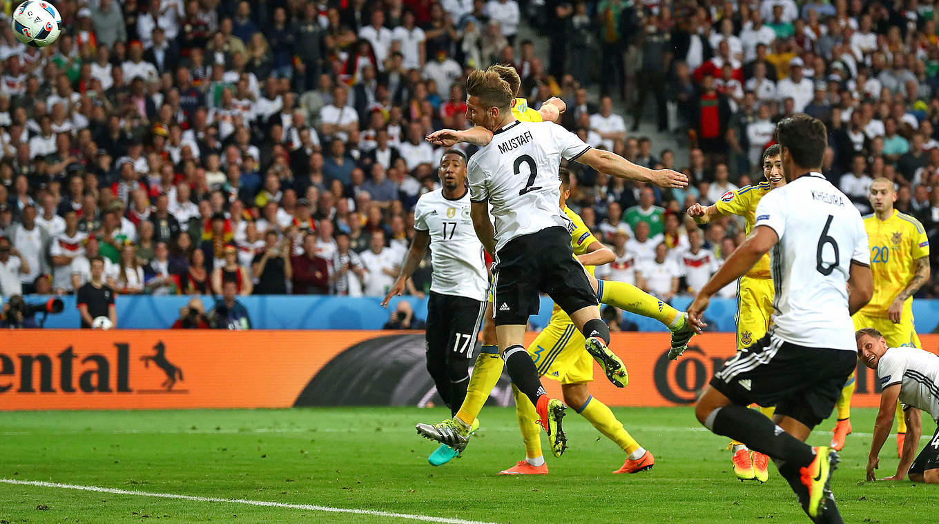 Die Führung in Lille: Weltmeister Mustafi (2.v.l.) köpft zum 1:0 gegen die Ukraine ein © Getty Images