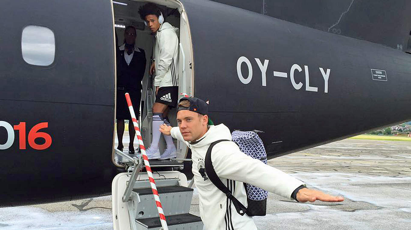 Abflug von Annecy in Richtung Lille: Manuel Neuer (v.) und die Nationalmannschaft © DFB