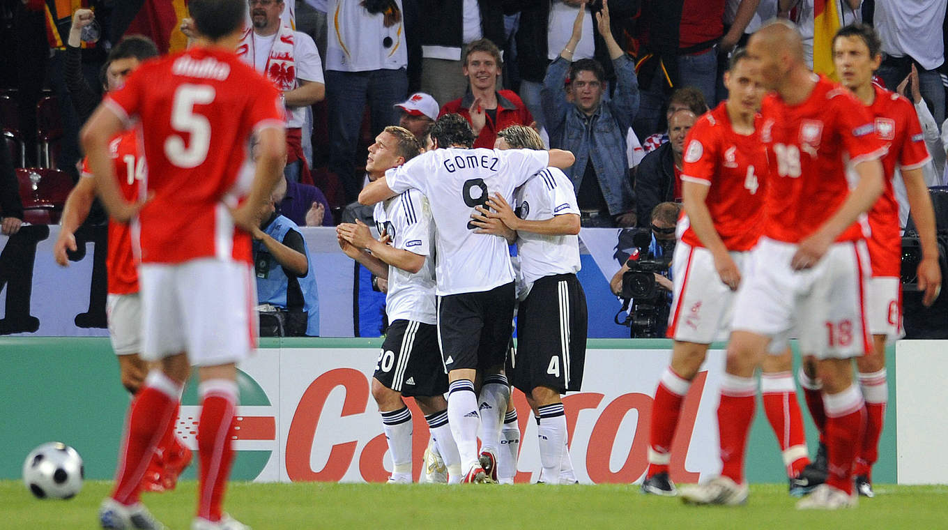 Schießt beide Tore zum 2:0 im ersten EM-Duell gegen Polen 2008: Lukas Podolski (3.v.l.) © AFP/Getty Images
