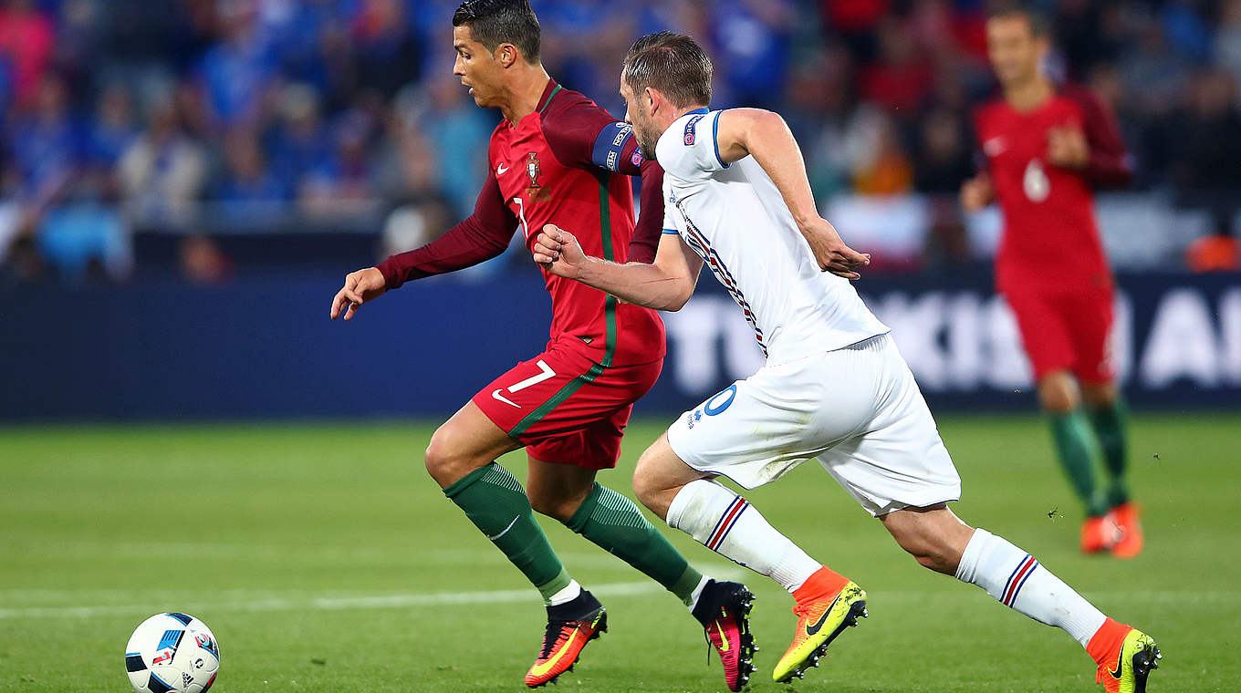 Rückschlag gegen Debütant Island: Portugals Superstar Cristiano Ronaldo (l.) © Getty Images