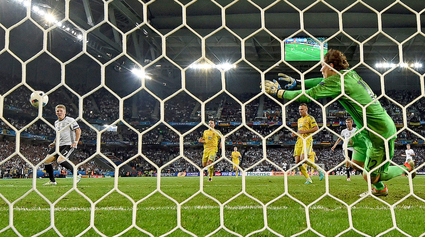 Schlusspunkt durch den Joker: Bastian Schweinsteiger (l.) trifft zum 2:0 gegen die Ukraine © AFP/Getty Images