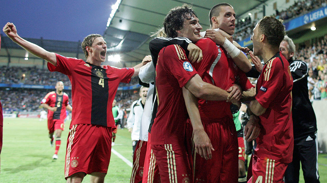 Höwedes (l.) ist U 21-Europameister 2009 - nach einem Sieg im Halbfinale gegen Italien © Bongarts/Getty Images