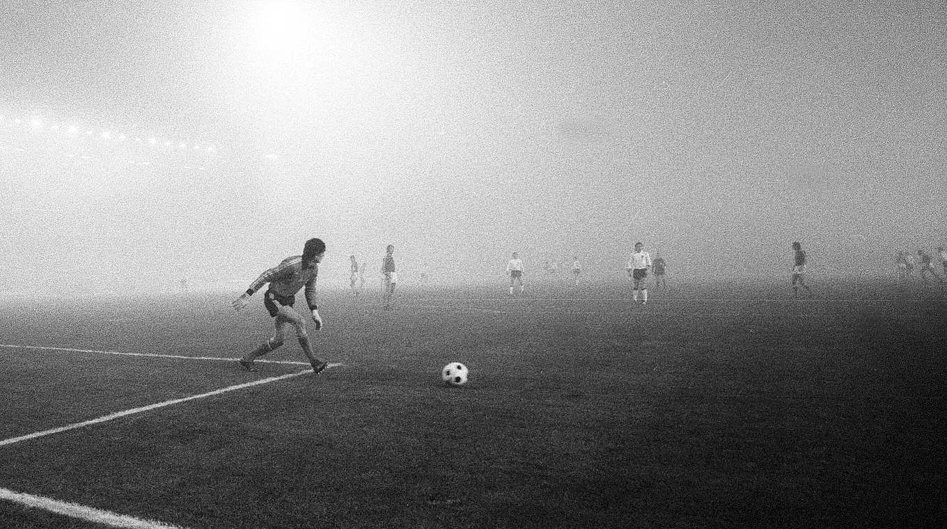 Kein Durchblick in Frankfurt 1978: Spielabbruch nach einer torlosen Stunde © imago