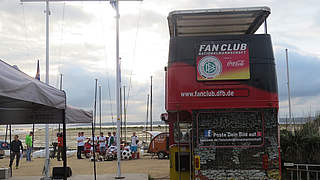 Idyllischer Parkplatz: Der Fan Club-Bus am Cap Ferret © DFB