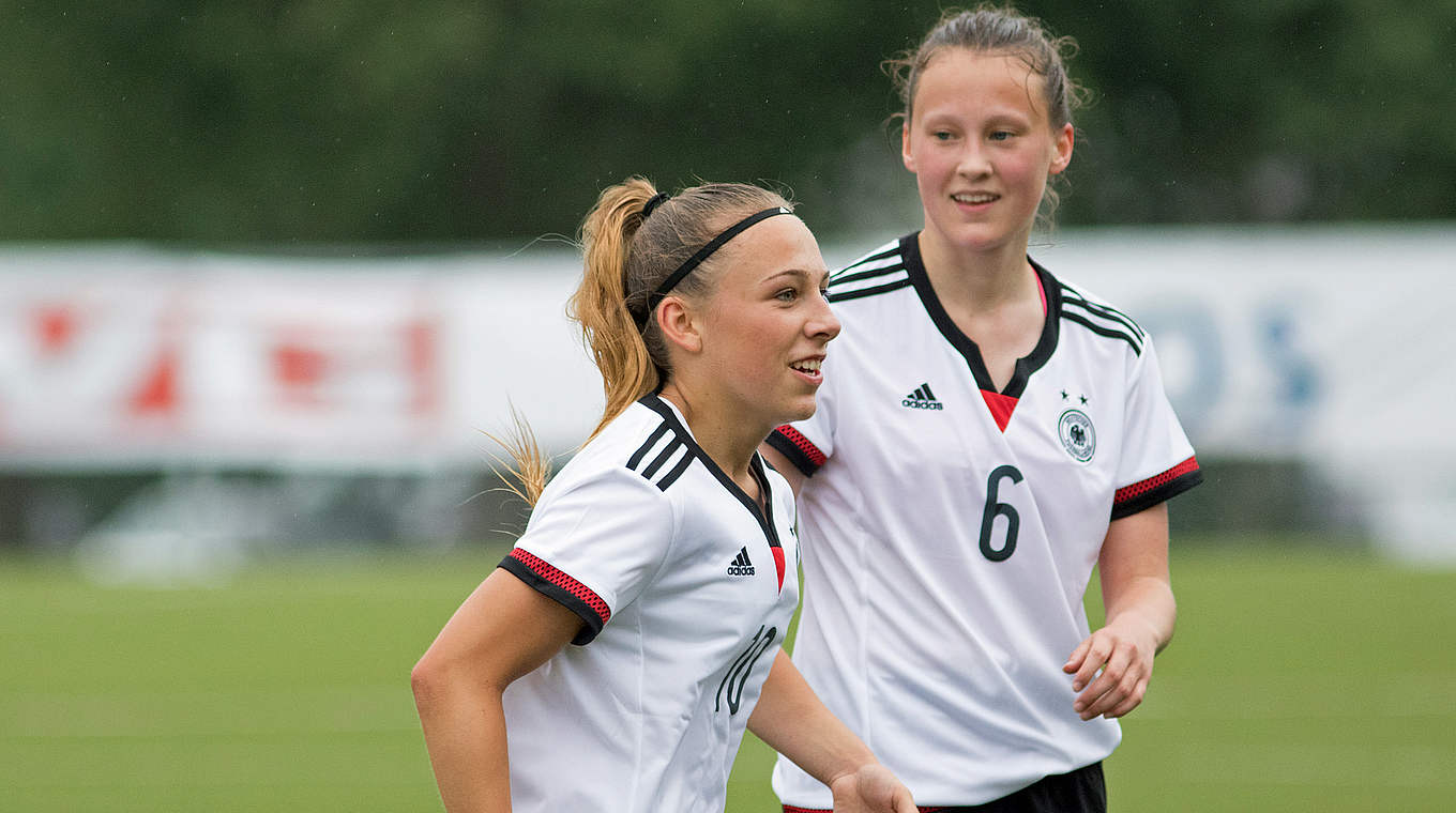 Jubel beim deutschen Team: Gina Chmielinski (l.) trifft zum 2:0 in der ersten Halbzeit © 2016 Getty Images